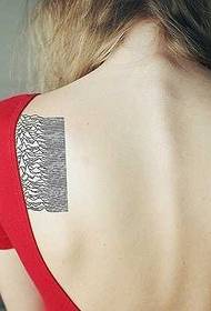 Patrón de tatuaxe de código de barras no ombreiro