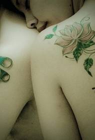 Tatuatge de tòtem de flors d'espatlla de parella