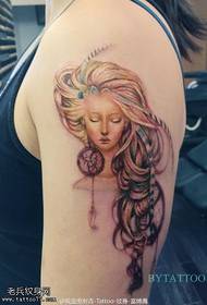 Na ramenu velike naušnice ljepota tetovaža uzorak