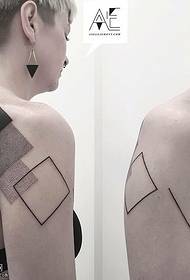 Te tattoo tattoo geometric i runga i te pokohiwi