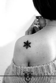 Lumihiutaleen tatuointikuvio olkapäällä