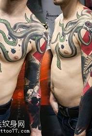 Модел на татуировка на рамото на калмари