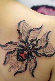 Ρεαλιστική ρεαλιστική τατουάζ αράχνη στον ώμο