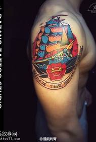 Modello di tatuatu di barca a vela dipinta à spalla