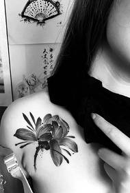 Model de tatuaj de lotus de cerneală al fetei de 95 de ani sub umăr