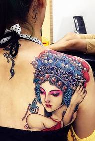 Мягкая и нежная цветочная татуировка на плечах и спине
