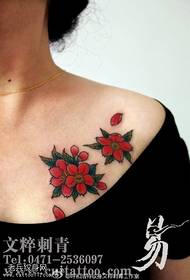 U mudellu di tatuaggi di castagna fiore nantu à a spalla
