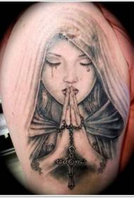 Llorando retrato femenino y patrón de tatuaje de rosario cruzado