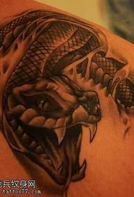 Kígyó a vállán tetoválás