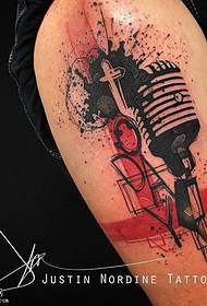 model tatuazhi me mikrofon me bojë