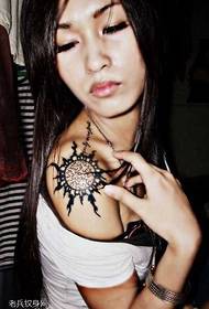Красиві сонце тотем татуювання візерунок на плечі
