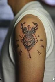 Patrón de tatuaxe de ciervo romano no ombreiro