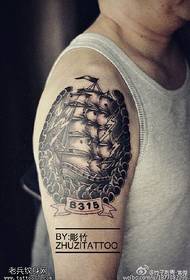 Schouder klassiek zeilboot tattoo patroon