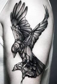 Lielās rokas nokošana ar vārnu ķērāja tetovējuma zīmēšanu