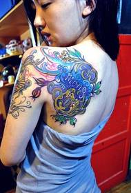Djevojke ramena teške boje kreativni cvijet tetovaža djeluje