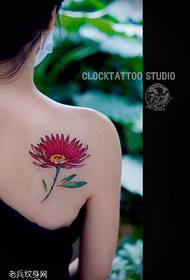 Tatuaggio floreale rosso sulla spalla