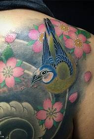Modello tatuaggio spalla sakura uccello