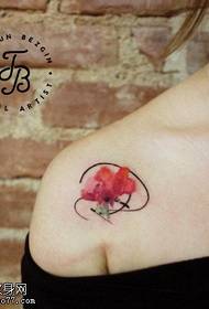 unha pequena tatuaxe de flores no ombreiro