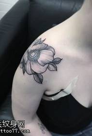 um padrão de tatuagem de flor no ombro