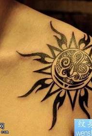 Totem nap tetoválás minta a vállán