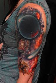 Alien tatuaje sorbaldan