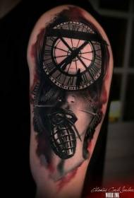 Surrealistinen naisen muotokuva yhdistettynä kellon ja kranaatin tatuointikuvioon
