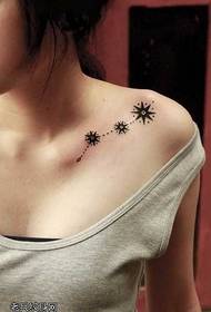 Bellissimo modello di tatuaggio a fiocco di neve sulla spalla