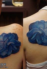 Tatuaje de flor de hija femenina en el hombro