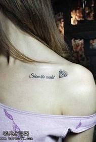 Na ramenu mali svježi dijamant engleski uzorak tetovaža