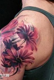 Schouder bloem tattoo patroon