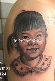 Palla di spalla tatuata chjuche modella