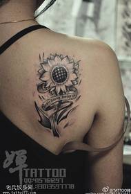 Motivo tatuaggio girasole sulla spalla