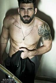 Modello di tatuaggio moda spalla
