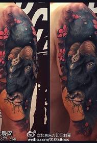 Узорак за тетоважу козје трешње на рамену