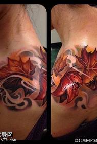 Model de tatuaj frunze de arțar umăr