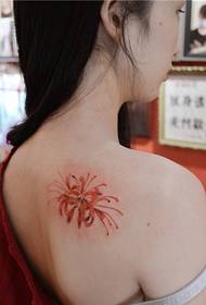 Man Zhu Shahua mirë tatuazh lulesh në kërkim të shpatullave