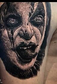 Тетоважа великог језика на рамену