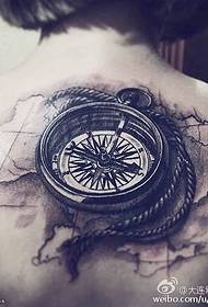Trójwymiarowy realistyczny wzór tatuażu kompasu na ramieniu