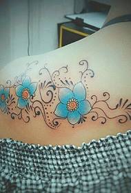 Fată cu umăr pe jumătate dulce mic model de tatuaj cu flori proaspete