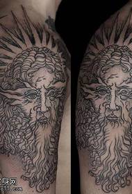 Wzór tatuażu boga słońca na ramieniu