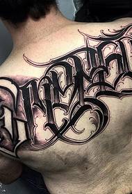 Na ramenu crno sivi lik tetovaže
