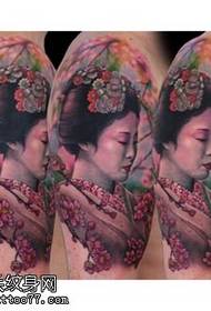 Japanilaisen naisen tatuointikuvio olkapäällä