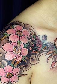 Graži gėlių tatuiruotė ant peties