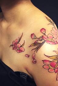 Det vackra tatueringsmönstret för axelblommor hos flickor är väldigt friskt.