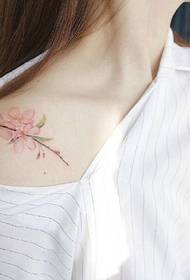 滑嫩的香肩陪着小清新花朵纹身图案