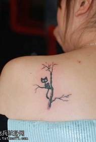 Kedi ve ölü ağaç dövme deseni