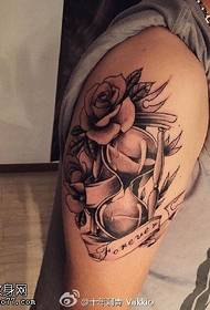 Rameno růže tetování přesýpací hodiny vzor