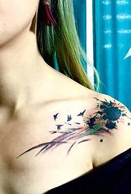 Modello di tatuaggio inchiostro personalizzato sotto la spalla di una ragazza