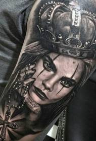 Ritratto femminile realistico di colore del braccio con motivo tatuaggio corona e croce