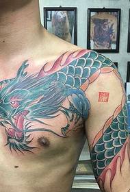Yakışıklı zorba omuz ejderha dövme resmi